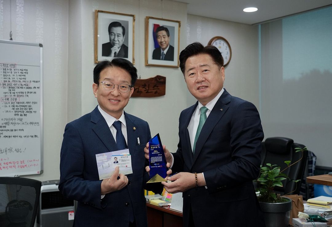 2023년 11월 제주도청을 찾은 권칠승 의원과 오영훈 제주지사 — 발언 당시가 아닌 대체 사진