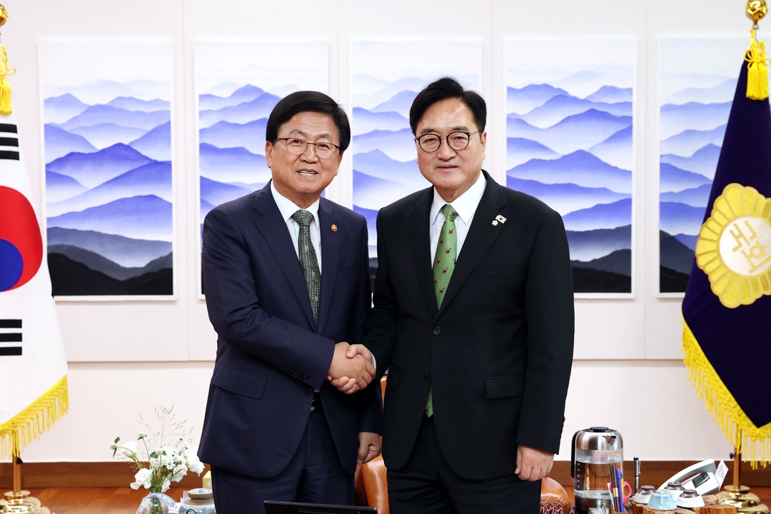 우원식 국회의장을 예방한 최교진 교육부 장관(2025년 9월, 10월 국감 장면 아님)