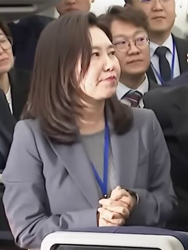 2025년 6월 행사장에 앉아 있는 강유정 대변인