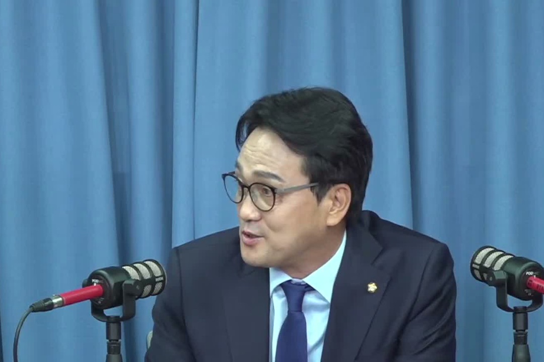 유튜브 대담 방송에 출연한 안민석 당시 의원(2022년 4월, 2026년 국감 장면 아님)